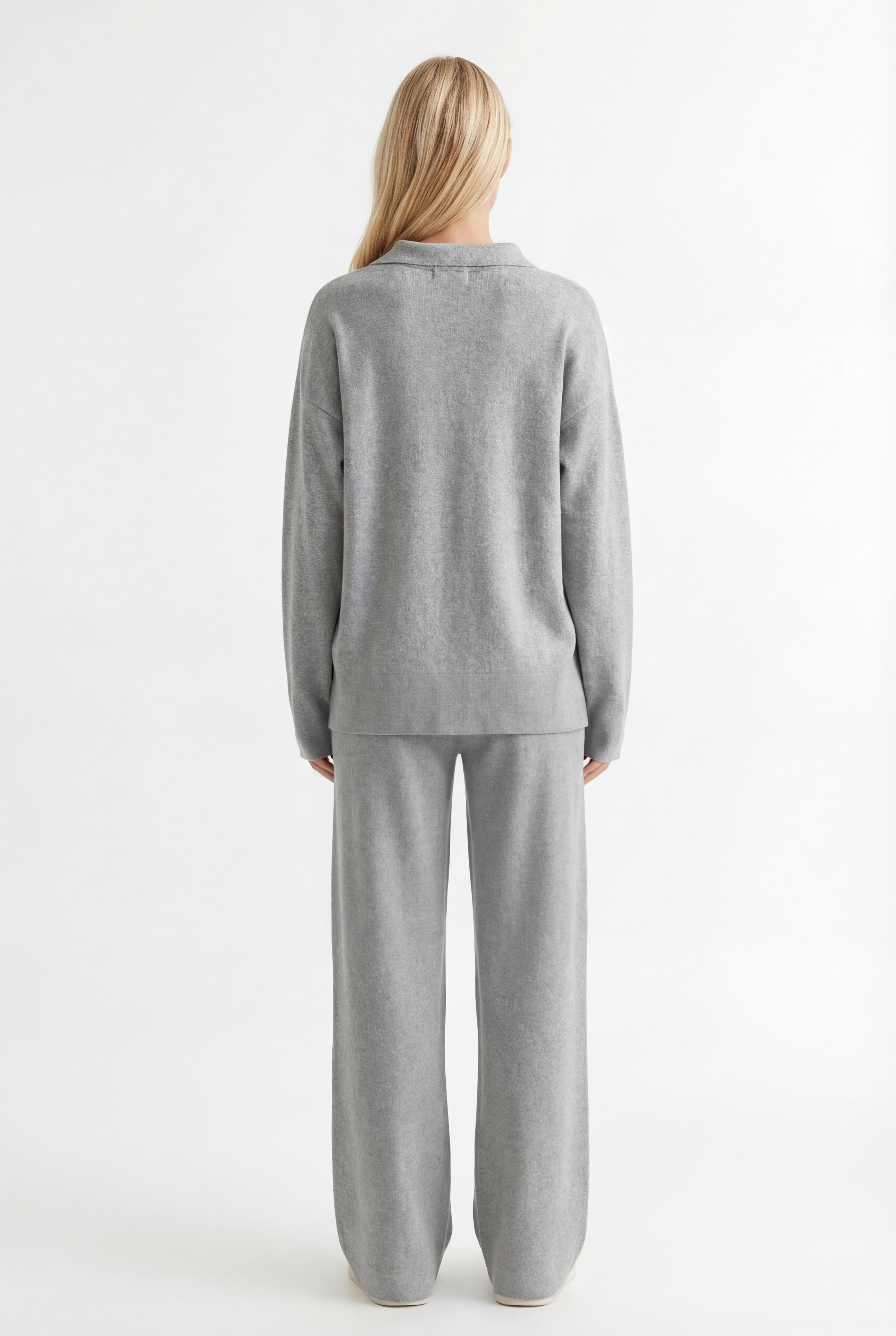 Tiesaus kirpimo megztas kostiumėlis