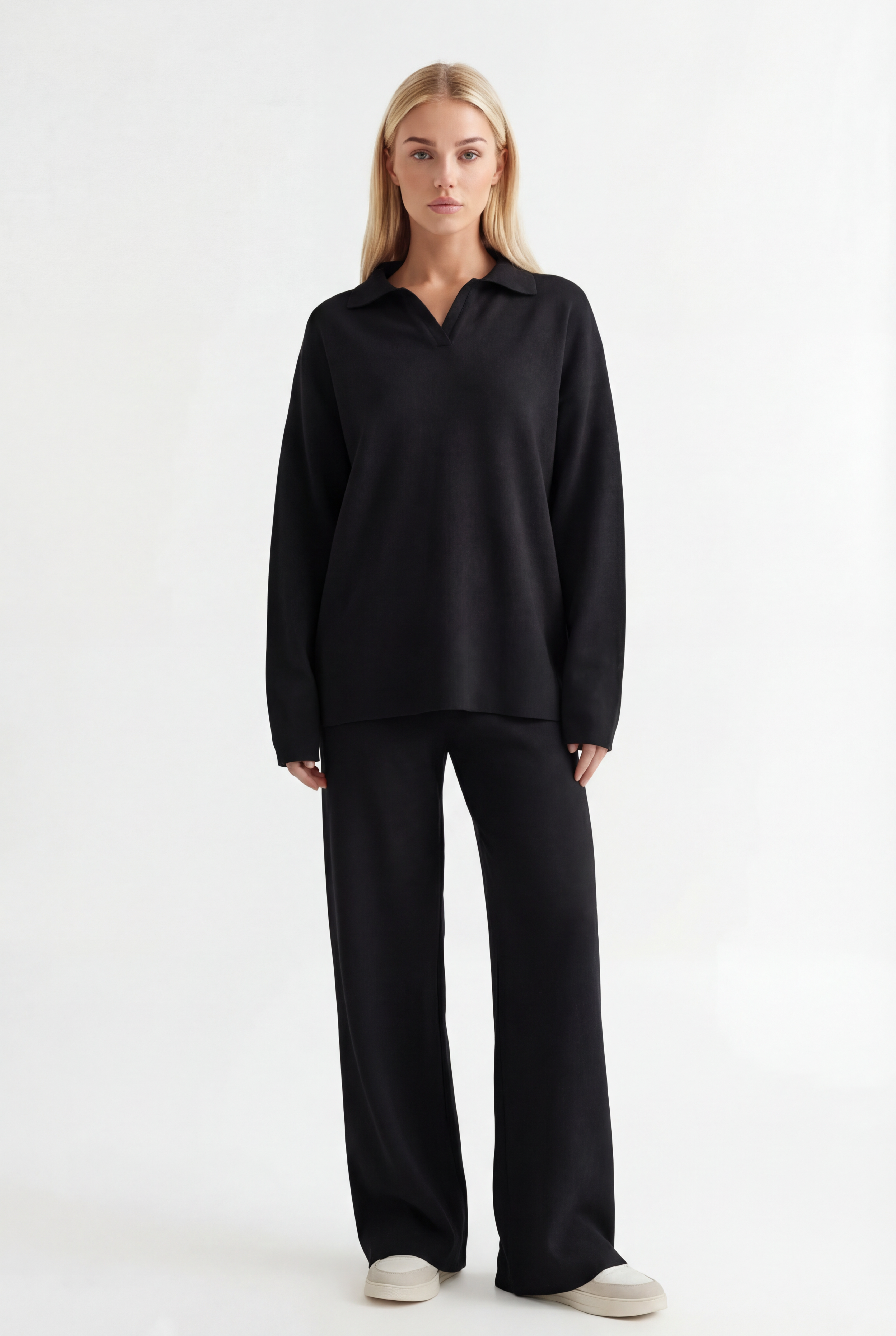 Tiesaus kirpimo megztas kostiumėlis