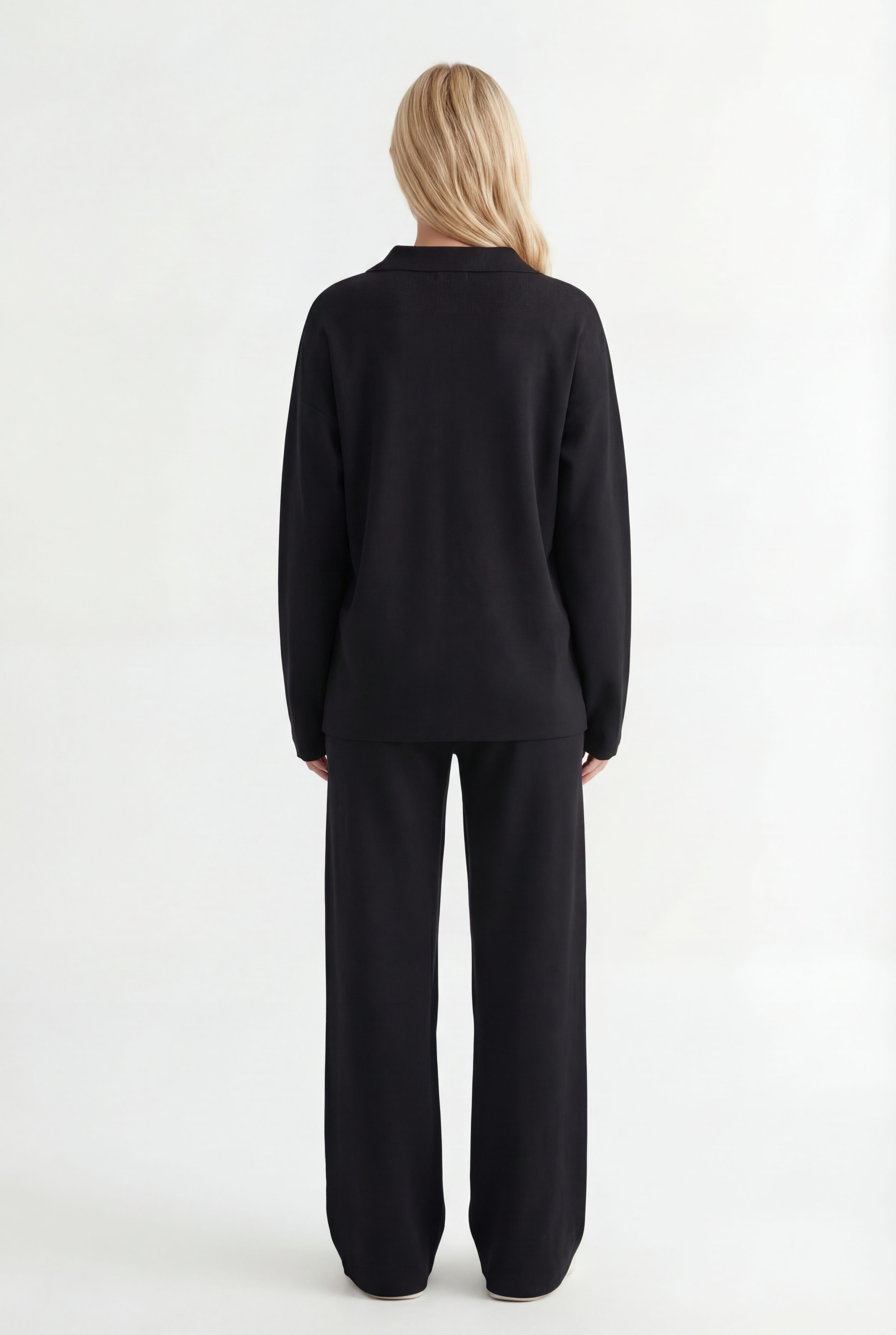 Tiesaus kirpimo megztas kostiumėlis