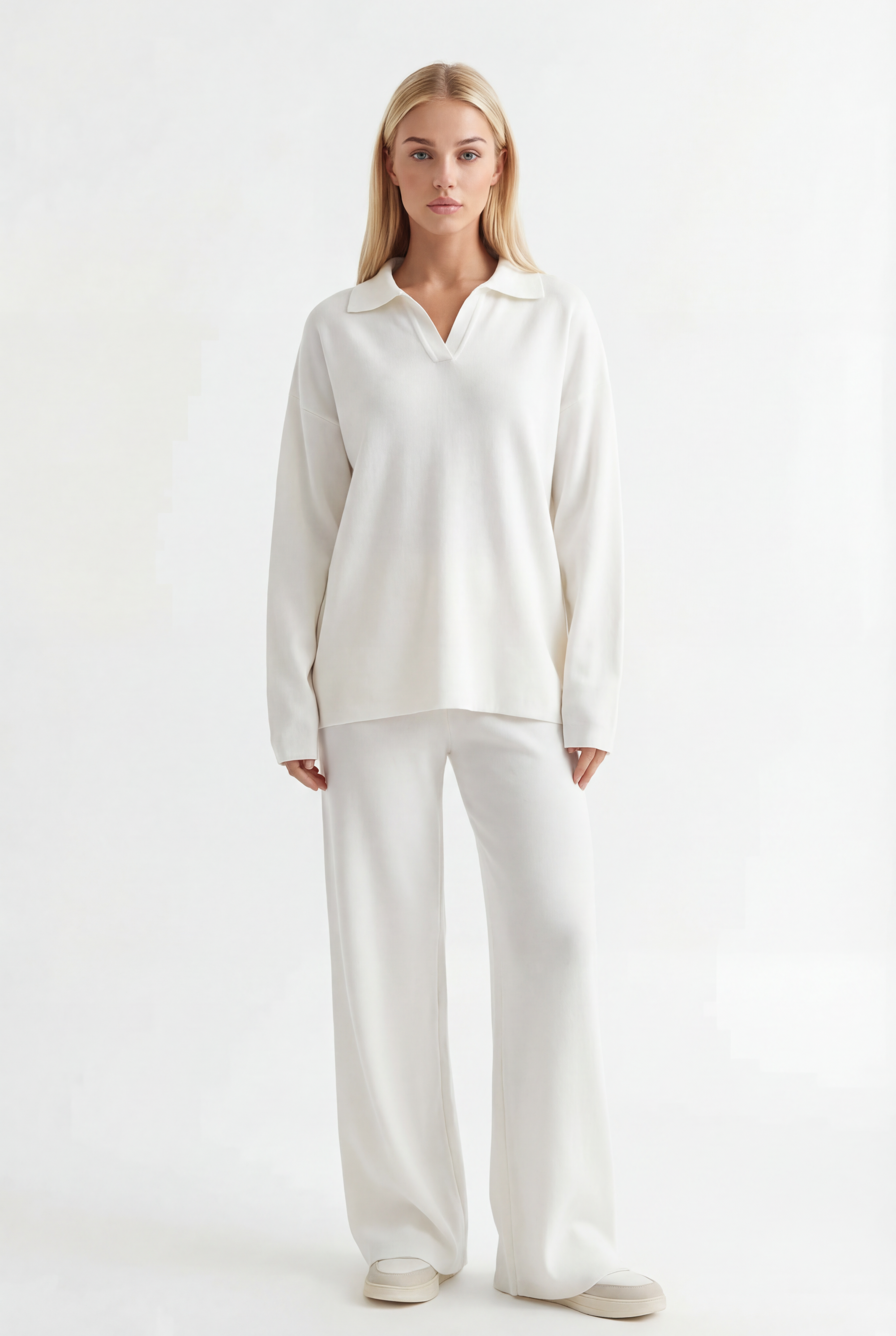 Tiesaus kirpimo megztas kostiumėlis