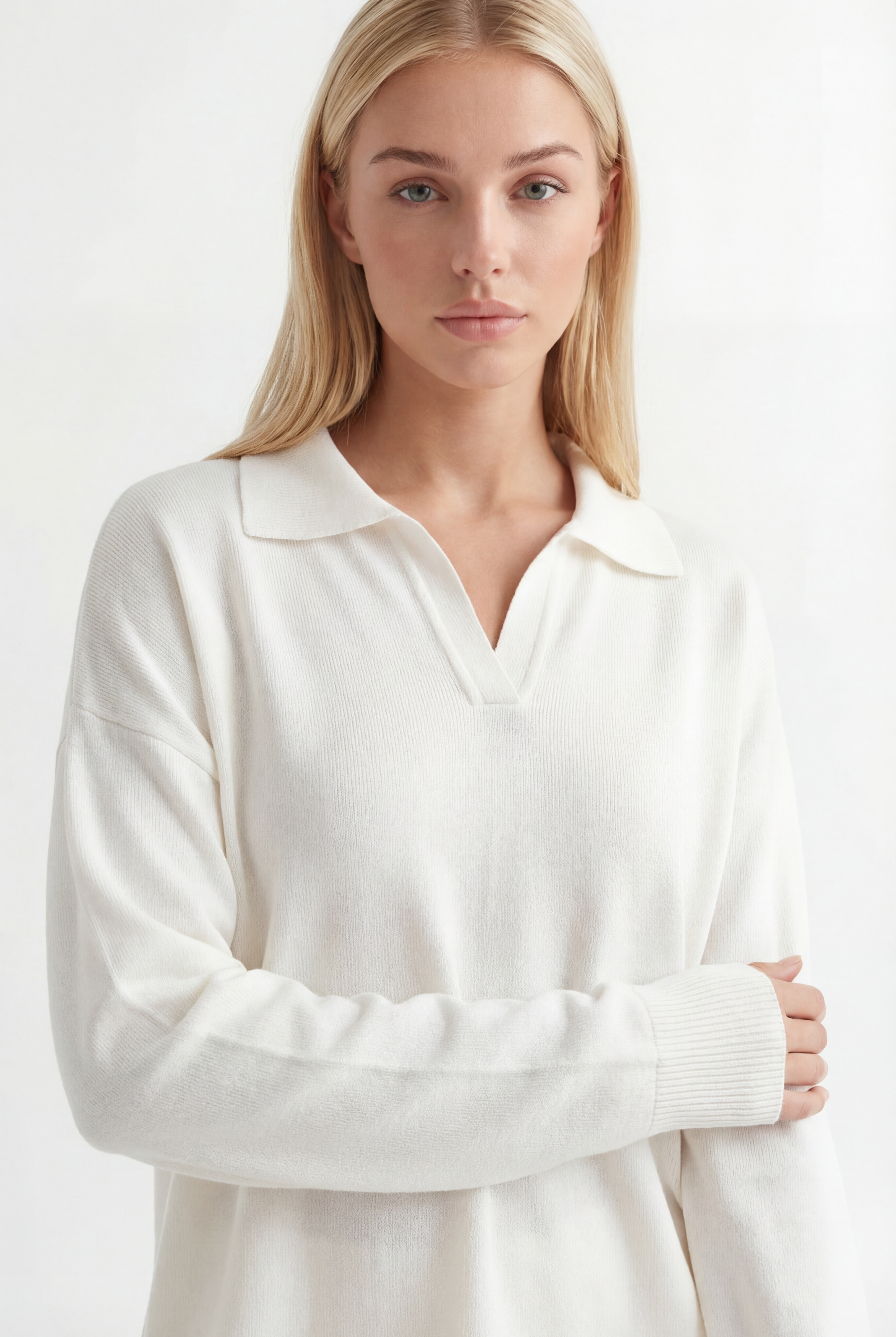 Tiesaus kirpimo megztas kostiumėlis