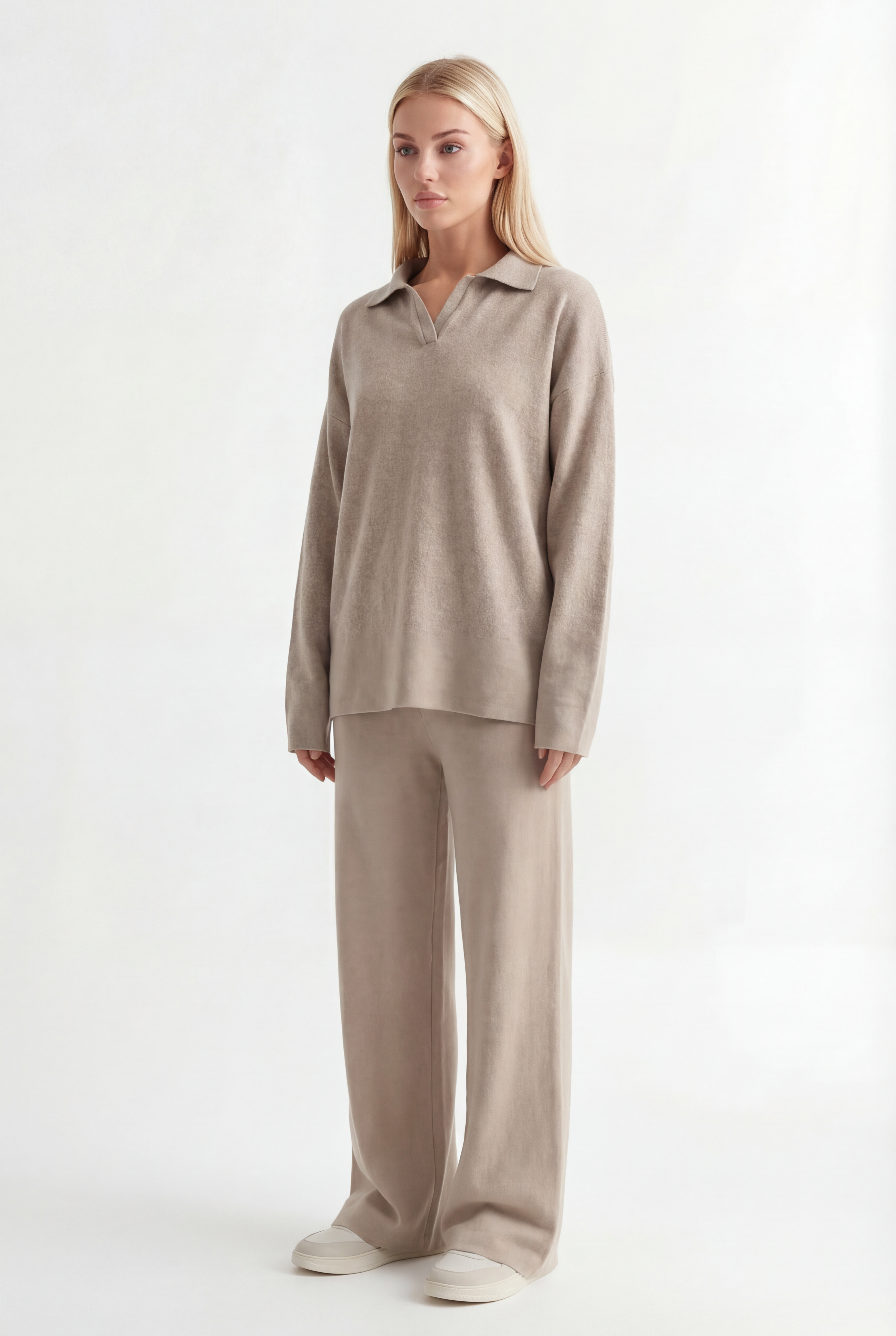 Tiesaus kirpimo megztas kostiumėlis