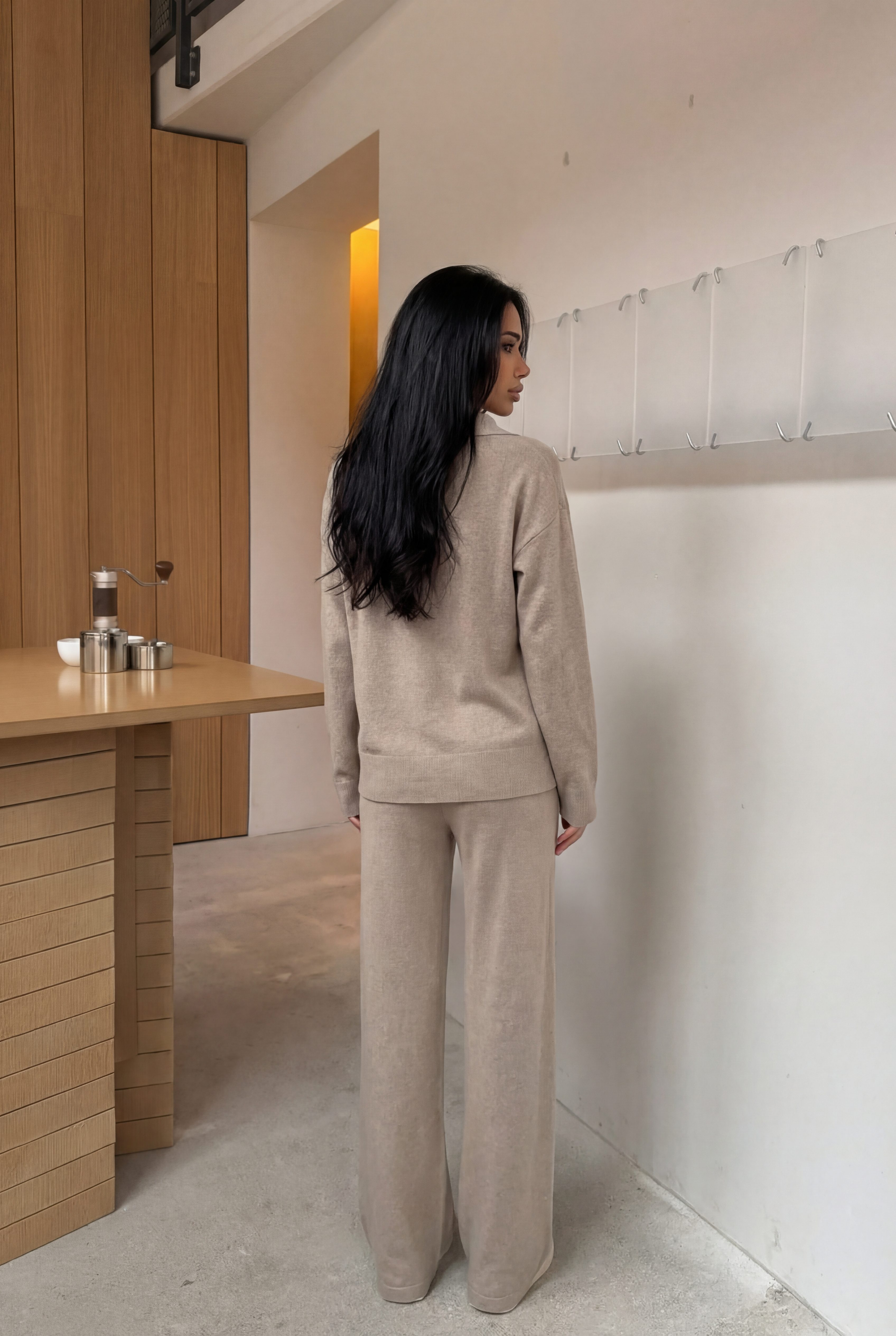 Tiesaus kirpimo megztas kostiumėlis