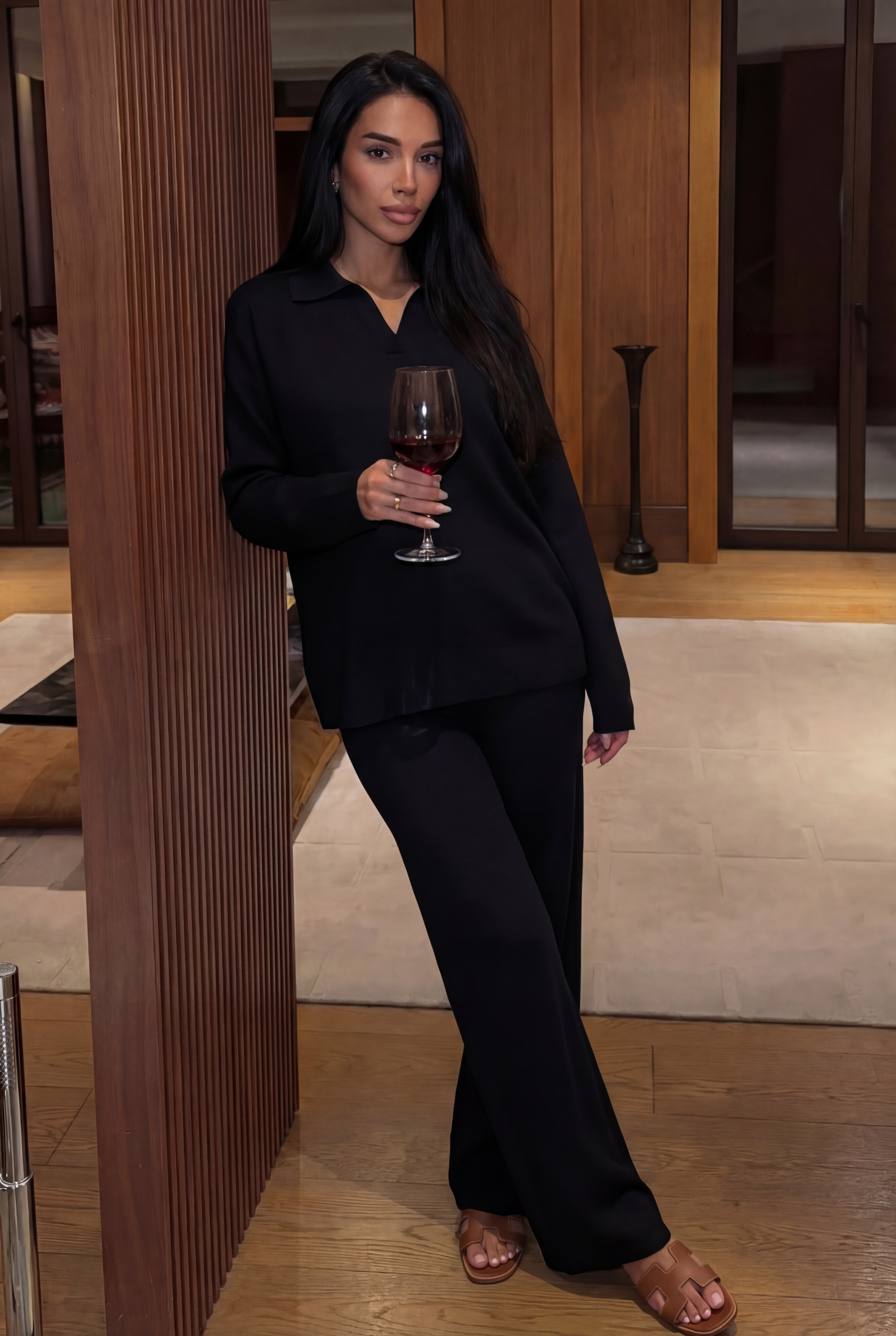 Tiesaus kirpimo megztas kostiumėlis