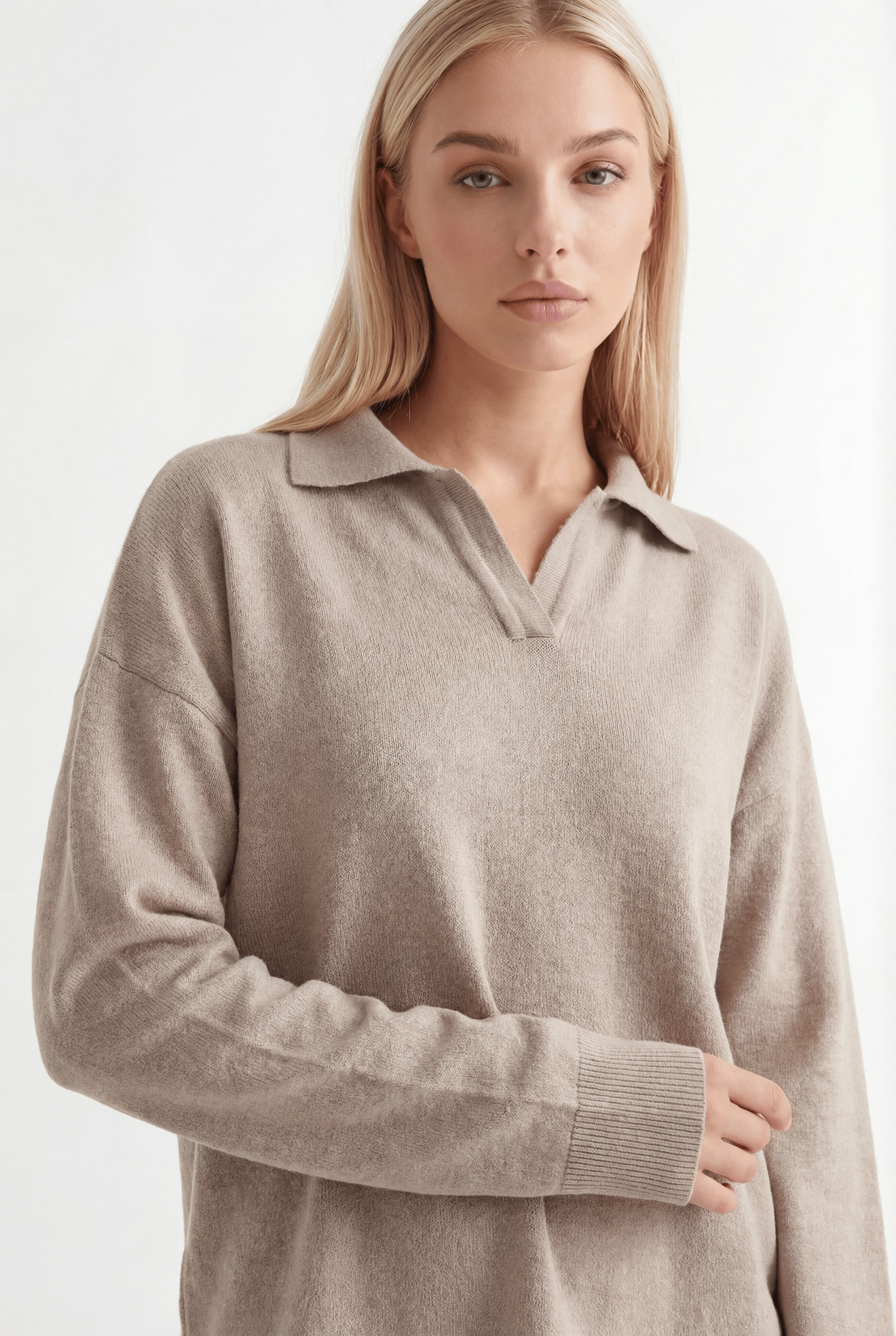 Tiesaus kirpimo megztas kostiumėlis