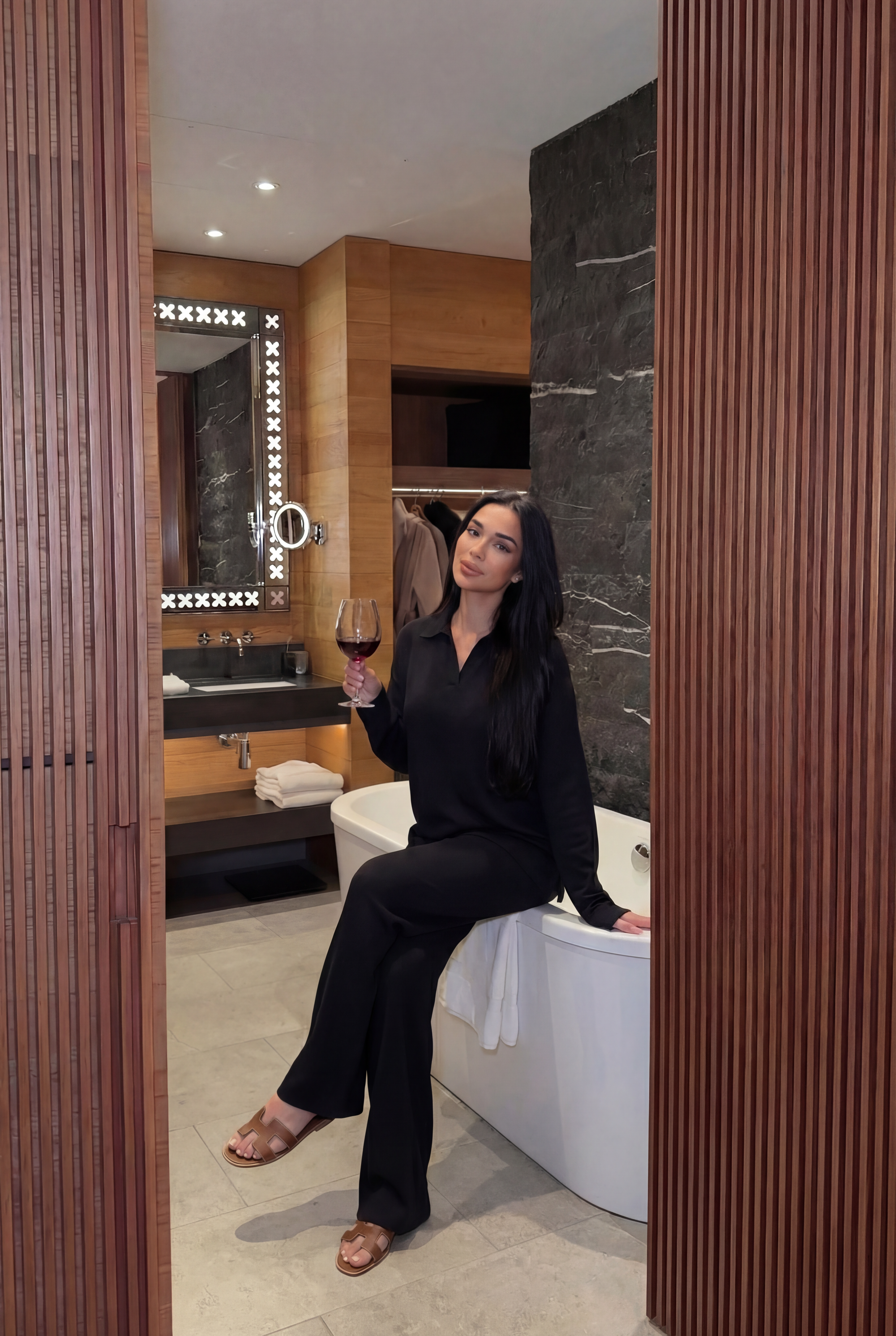 Tiesaus kirpimo megztas kostiumėlis