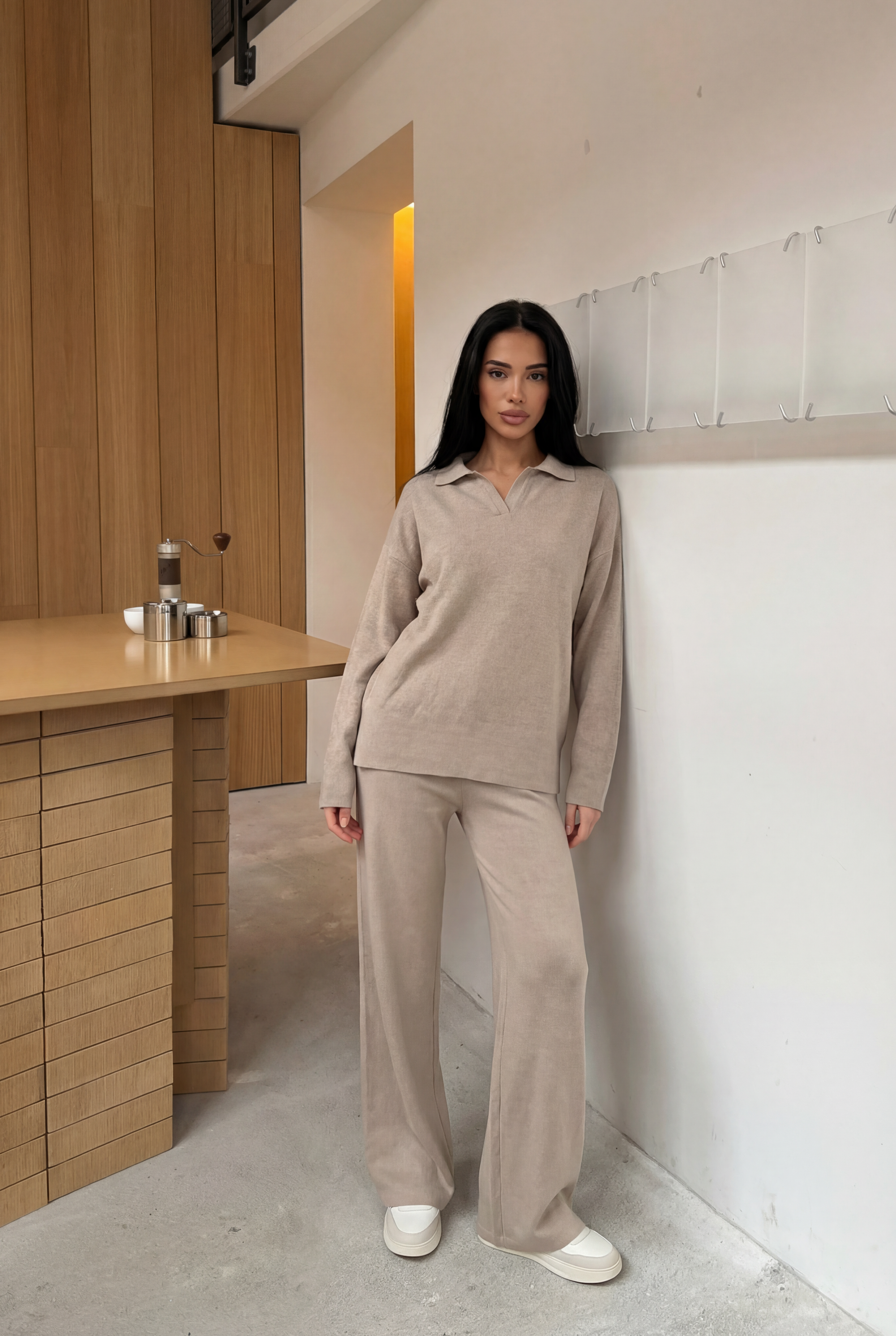 Tiesaus kirpimo megztas kostiumėlis