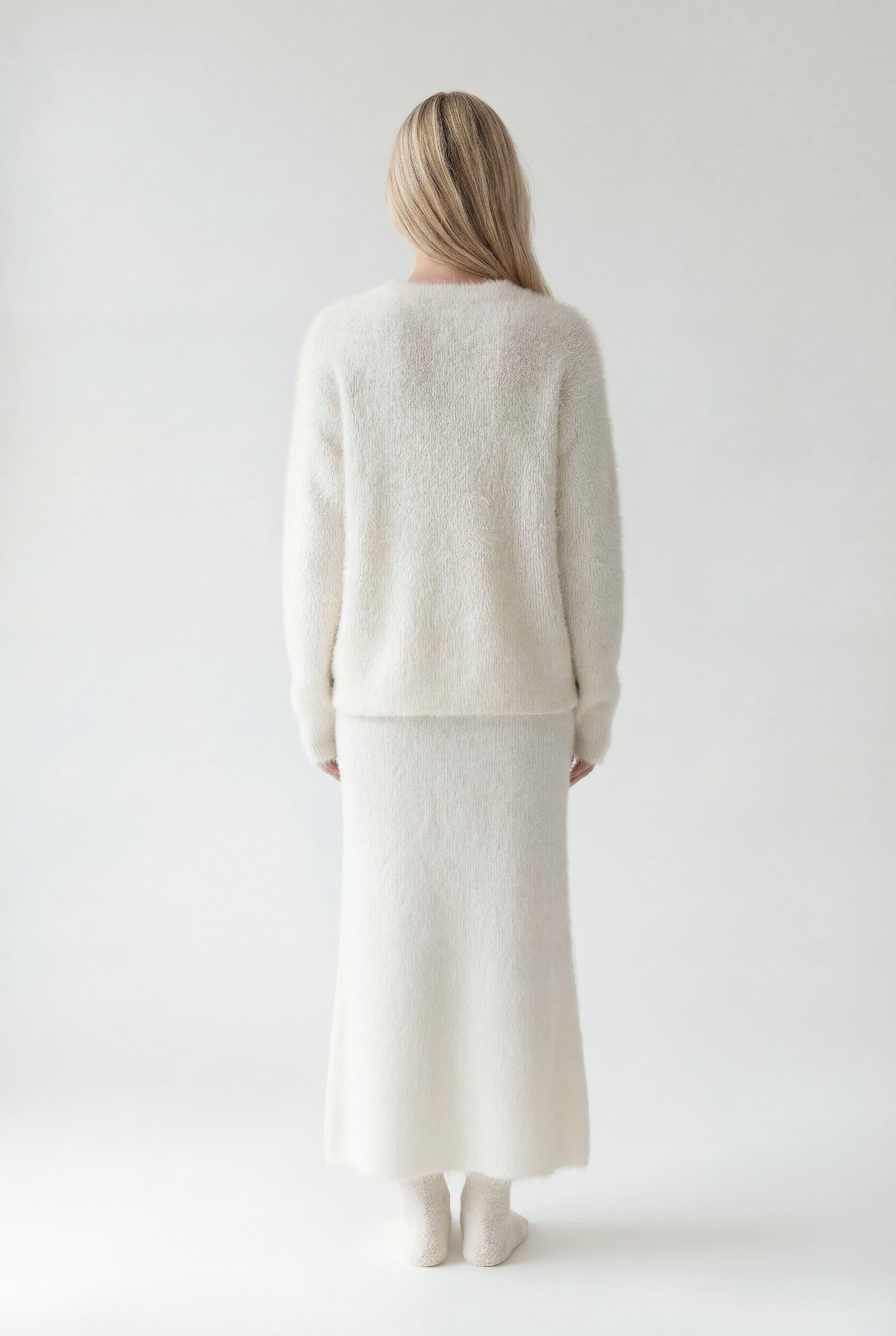 Ilgesnio silueto megztas komplektas